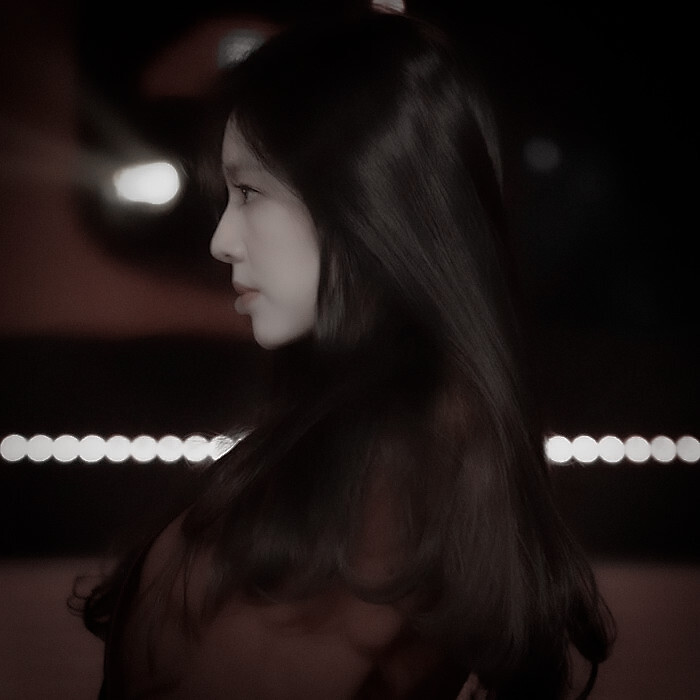 今晚玫瑰向海 在月光的注视下 悄悄书写我对你疯狂暴虐的爱意