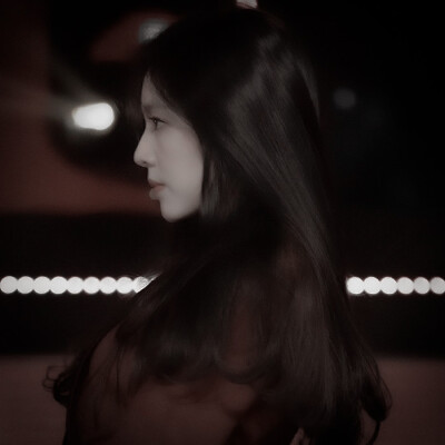 今晚玫瑰向海 在月光的注视下 悄悄书写我对你疯狂暴虐的爱意