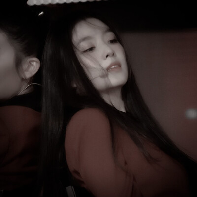 今晚玫瑰向海 在月光的注视下 悄悄书写我对你疯狂暴虐的爱意