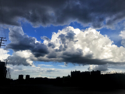 城市的上空不是天空，而是深蓝色平静的浩渺海洋。