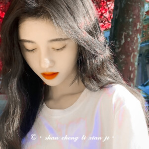 ©鞠婧祎
“你会被形形色色的人吸引 可到最后 也只会贪恋一个普通人温暖的拥抱。”