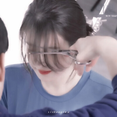 //IU
:喜欢的蓝色，与忧郁无关***
cr喻思杳
贴纸cr江时树