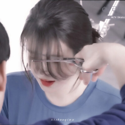 //IU
:喜欢的蓝色，与忧郁无关***
cr喻思杳
贴纸cr江时树