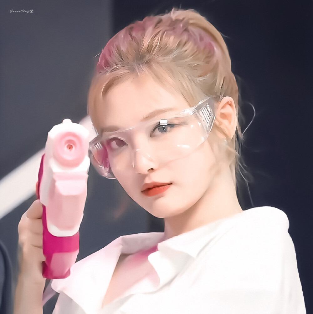  宁艺卓 ·
： 我的眼睛在说我爱你