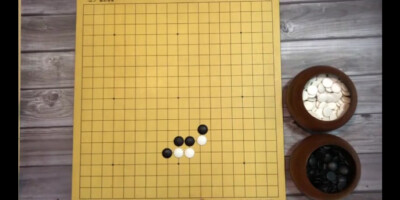 断点(棋从断处生)白棋一个断点，黑棋两个断点