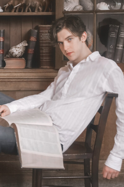 Dan Stevens
修图[weibo@Leoreolee_liz]
生图[weibo@缭乱阁-京极堂的藏书阁]