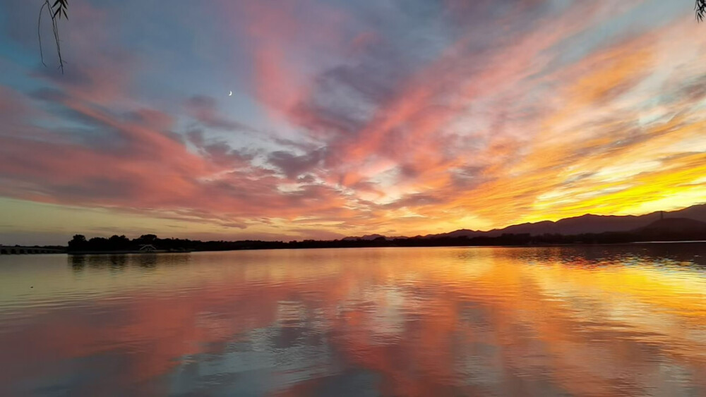 天空，彩霞，日落，夕阳，海面的反射。果宸艺术。