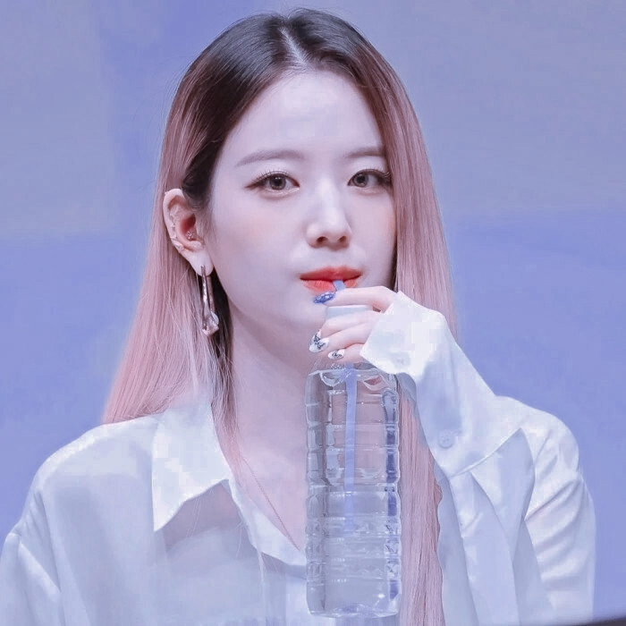 张圭悧
fromis_9_gyul
背景cr林燃