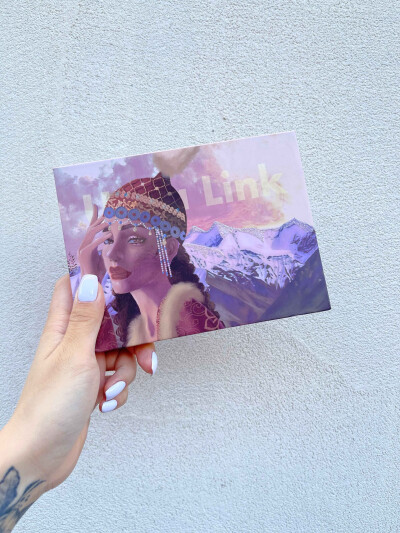 Kazah哈萨克风情20色眼影盘
哈萨克风情盘封面是大美新疆的雪山及粉红夕阳自然风光结合身穿少数民族服饰的哈萨克少女，眼影盘内色号均为哈萨克女孩的名字。