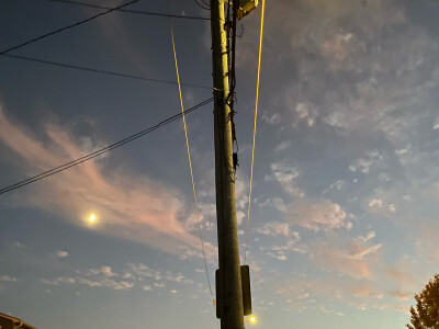 日落过渡到夜晚时的天空、月亮和街灯。