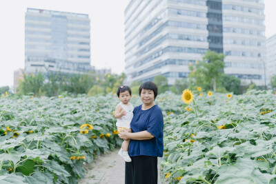 奶奶的小胶布
摄影：洪小漩
出镜：菲比和奶奶
也不知道菲比那天到底怎么样，一放到地上就放声大哭，然后蹒跚追赶着奶奶要抱抱。
婆婆说，你今天怎么了呢，怎么变得粘人了呢。说着，顺势将菲比揽入怀中，用左手大…