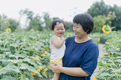 奶奶的小胶布
摄影：洪小漩
出镜：菲比和奶奶
也不知道菲比那天到底怎么样，一放到地上就放声大哭，然后蹒跚追赶着奶奶要抱抱。
婆婆说，你今天怎么了呢，怎么变得粘人了呢。说着，顺势将菲比揽入怀中，用左手大…