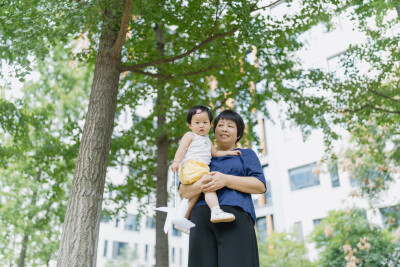 奶奶的小胶布
摄影：洪小漩
出镜：菲比和奶奶
也不知道菲比那天到底怎么样，一放到地上就放声大哭，然后蹒跚追赶着奶奶要抱抱。
婆婆说，你今天怎么了呢，怎么变得粘人了呢。说着，顺势将菲比揽入怀中，用左手大…