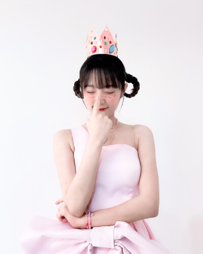 “崔叡娜”
-无水印二传自觉注明id
-不要定义任何人
-愉快看美女