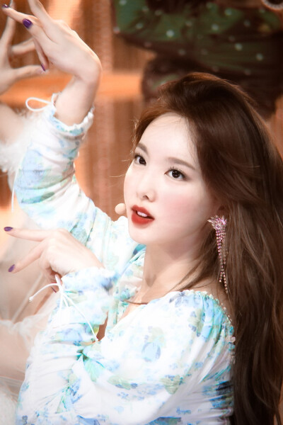 “nayon feel 林娜琏”
-无水印二传自觉注明id
-不要定义任何人
-愉快看美女