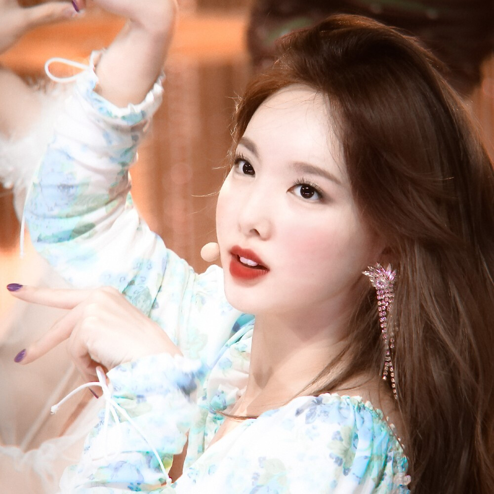 “nayon feel 林娜琏”
-无水印二传自觉注明id
-不要定义任何人
-愉快看美女