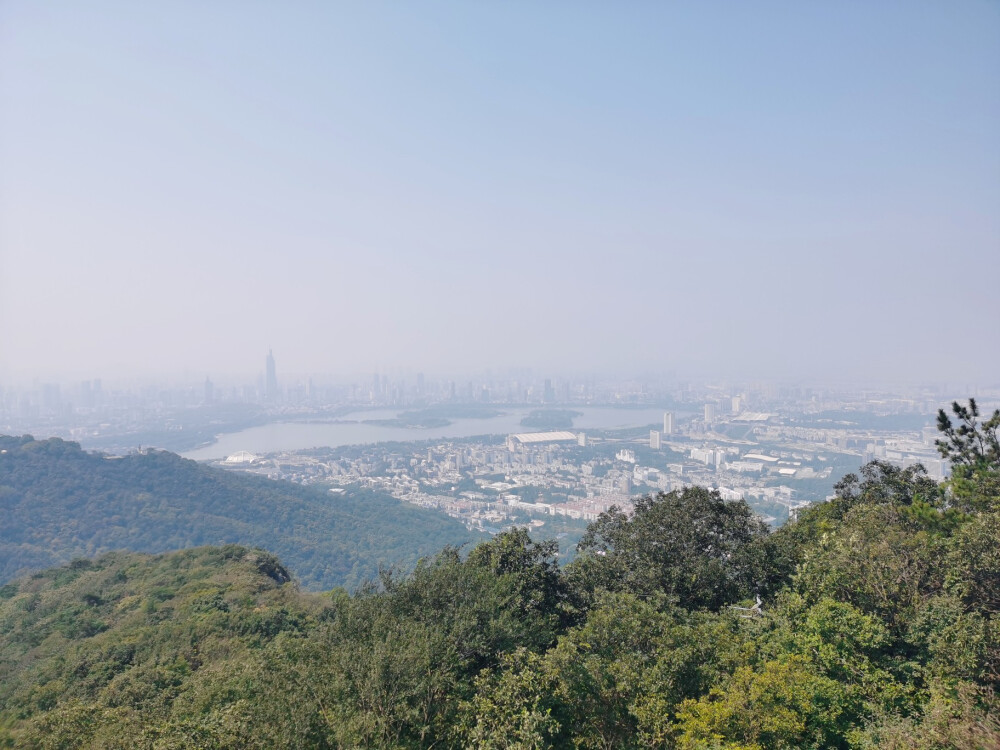 紫金山紫金山位于南京市玄武区，又称钟山，江南四大名山之一，有“金陵毓秀”的美誉，是南京名胜古迹荟萃之地，全国生态文化示范地、世界文化遗产所在地、首批国家5A级景区钟山风景名胜区位于紫金山南麓。