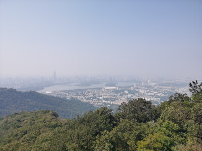 紫金山紫金山位于南京市玄武区，又称钟山，江南四大名山之一，有“金陵毓秀”的美誉，是南京名胜古迹荟萃之地，全国生态文化示范地、世界文化遗产所在地、首批国家5A级景区钟山风景名胜区位于紫金山南麓。