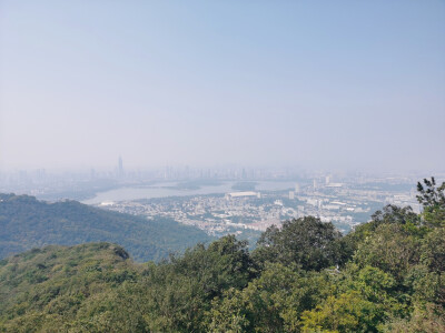 紫金山紫金山位于南京市玄武区，又称钟山，江南四大名山之一，有“金陵毓秀”的美誉，是南京名胜古迹荟萃之地，全国生态文化示范地、世界文化遗产所在地、首批国家5A级景区钟山风景名胜区位于紫金山南麓。