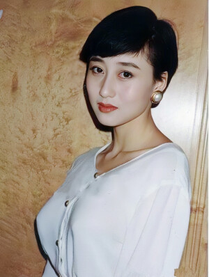 「利智」美得不可方物。