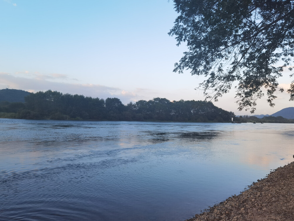 #依山傍水##晚霞#