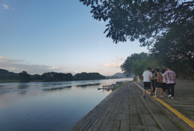 #依山傍水##晚霞#