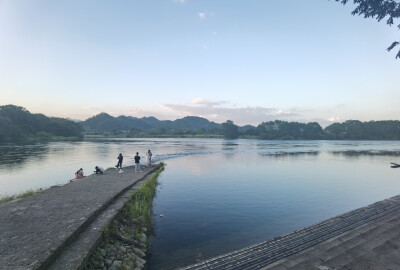 #依山傍水##晚霞#