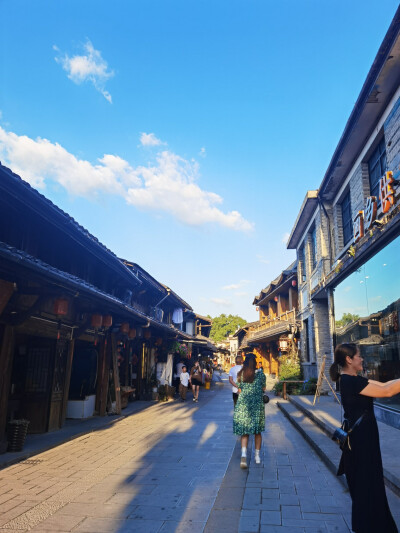 #依山傍水##晚霞#