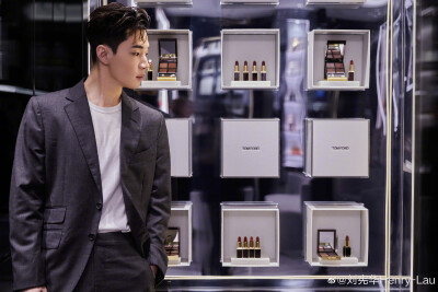 刘宪华Henry--lua：
很高兴在深圳万象天地 TOMFORDBEAUTY美妆精品店新店与大家见面，一起领略秋冬裸棕色调。