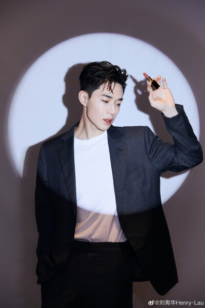 刘宪华Henry--lua：
很高兴在深圳万象天地 TOMFORDBEAUTY美妆精品店新店与大家见面，一起领略秋冬裸棕色调。