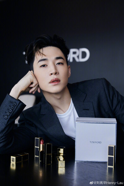 劉憲華Henry--lua：
很高興在深圳萬象天地 TOMFORDBEAUTY美妝精品店新店與大家見面，一起領(lǐng)略秋冬裸棕色調(diào)。