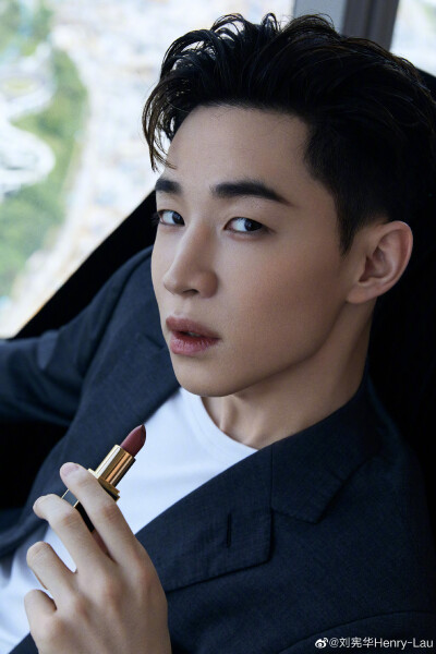 刘宪华Henry--lua：
很高兴在深圳万象天地 TOMFORDBEAUTY美妆精品店新店与大家见面，一起领略秋冬裸棕色调。