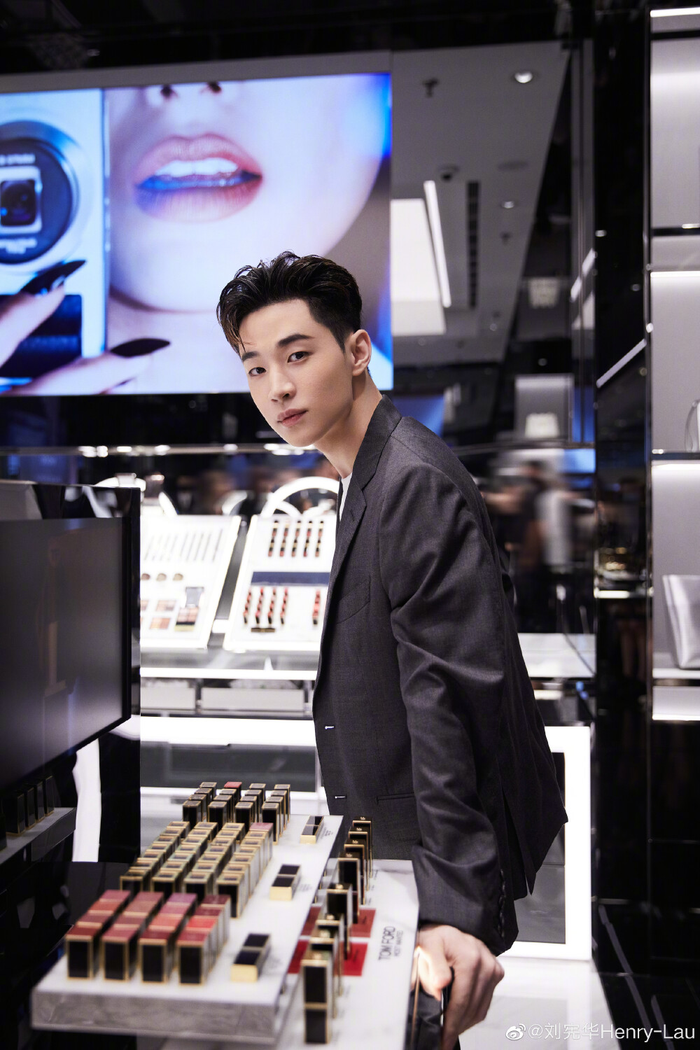 刘宪华Henry--lua：
很高兴在深圳万象天地 TOMFORDBEAUTY美妆精品店新店与大家见面，一起领略秋冬裸棕色调。