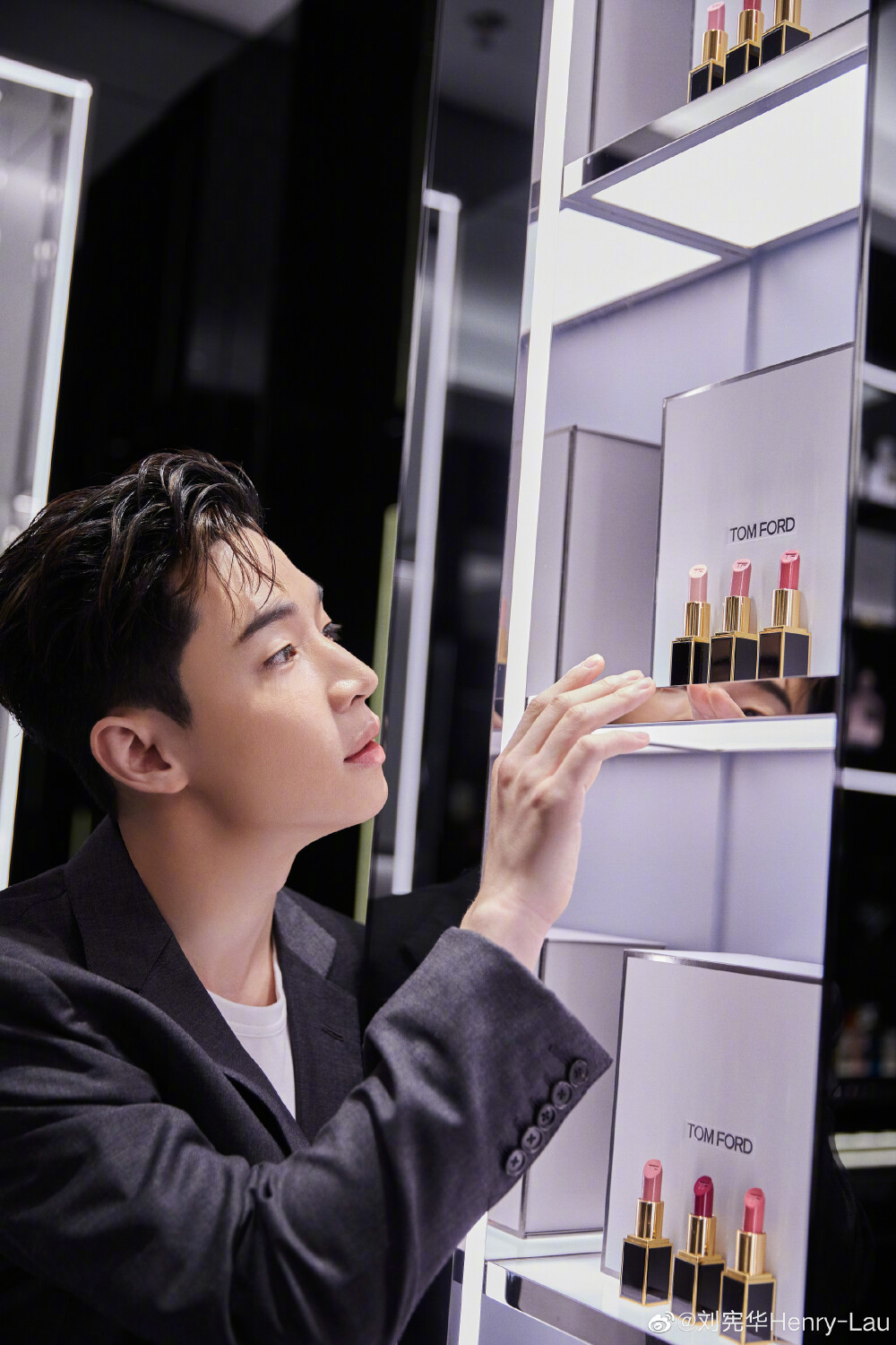 刘宪华Henry--lua：
很高兴在深圳万象天地 TOMFORDBEAUTY美妆精品店新店与大家见面，一起领略秋冬裸棕色调。