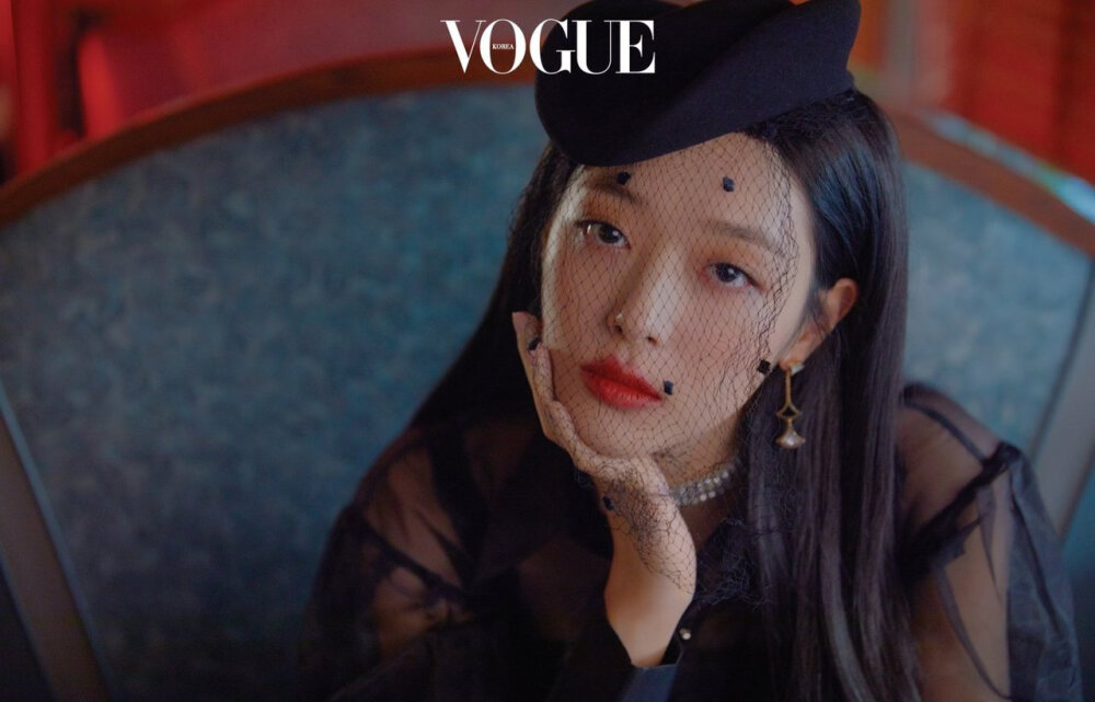 崔雪莉 Sulli for Vogue Korea November 2018
photographed by Kim Hee June