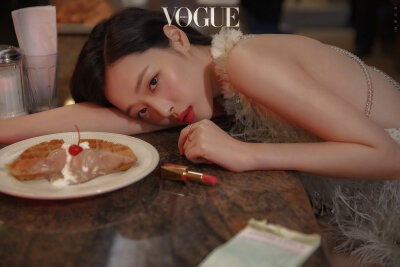 崔雪莉 Sulli for Vogue Korea November 2018
photographed by Kim Hee June