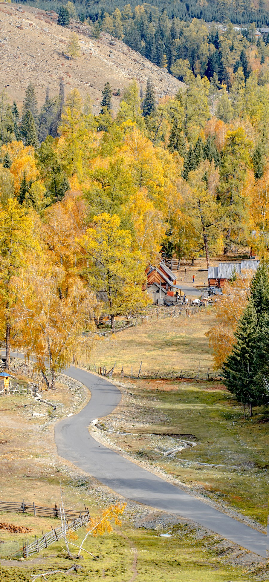 愿与山海共秋色，不与日月争短长。
风里已经有了秋的味道～
摄影：小武拉莫