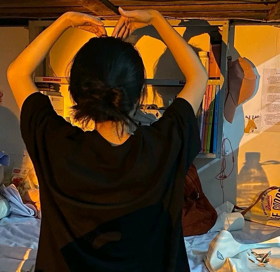 "陈一含 "推荐情头 说说你和他的故事吧——有点遗憾 最后我们还是分开了 虽然说我们已经分开了很久 但每次看见你和她在一起有说有笑的我就真的很烦很不开心 因为你是我喜欢的人而她是我的好朋友 但我不敢告诉你 我怕你说我骂我 我怕你讨厌我厌烦我 但我真的不想你们在一起 18号那天我从教室一出去就看见你和她坐在一起 你知道那时候我是什么感受吗 那一刻我真想跑过去一巴掌给她 因为我不喜欢我喜欢的人喜欢我不喜欢的人 我承认我也对别人心动过但我从来没有选择过别人 心动是本能忠诚是选择 所以你最后还是选择了本能 但我不怪你——前者无能后者凭什么不能居上 是我不能让你永远的喜欢我只能让你喜欢12岁的我 对不起啊打扰了你那么久 以后不会了 