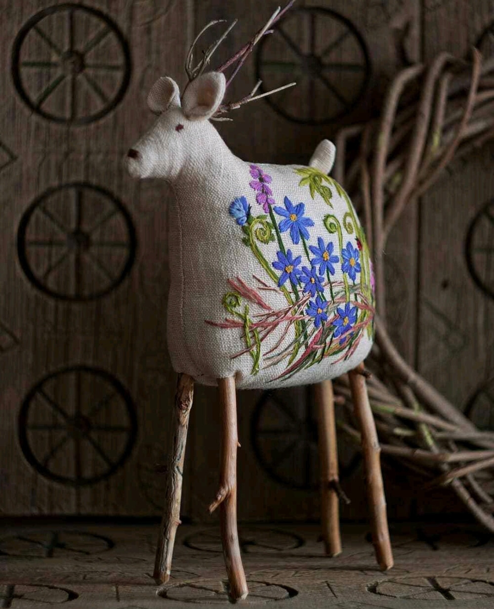 麋鹿刺绣玩偶，作者：卡捷琳娜.赫普塔