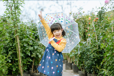 熙熙的四月
摄影：洪小漩
出镜：熙熙
每年都会给熙熙记录一小下，见证她越来越像妈妈的过程。
从她满月开始，到如今她已经四五岁，并且报了阅读班、舞蹈班、英语班……
还记得她小时候吐奶把我吓得够呛，到如今…