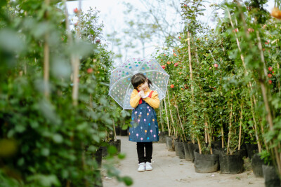 熙熙的四月
摄影：洪小漩
出镜：熙熙
每年都会给熙熙记录一小下，见证她越来越像妈妈的过程。
从她满月开始，到如今她已经四五岁，并且报了阅读班、舞蹈班、英语班……
还记得她小时候吐奶把我吓得够呛，到如今…