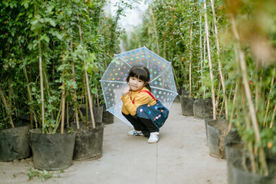 熙熙的四月
摄影：洪小漩
出镜：熙熙
每年都会给熙熙记录一小下，见证她越来越像妈妈的过程。
从她满月开始，到如今她已经四五岁，并且报了阅读班、舞蹈班、英语班……
还记得她小时候吐奶把我吓得够呛，到如今…