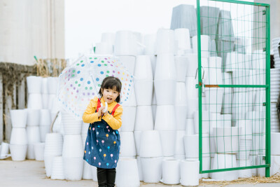 熙熙的四月
摄影：洪小漩
出镜：熙熙
每年都会给熙熙记录一小下，见证她越来越像妈妈的过程。
从她满月开始，到如今她已经四五岁，并且报了阅读班、舞蹈班、英语班……
还记得她小时候吐奶把我吓得够呛，到如今…