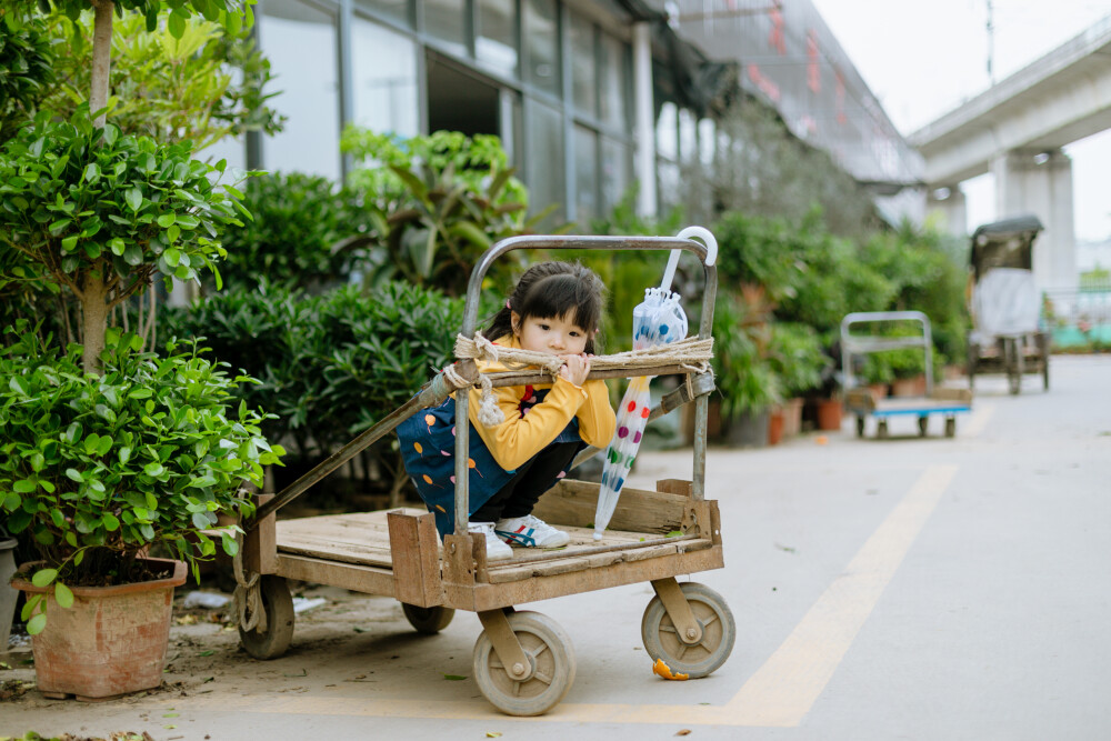熙熙的四月
摄影：洪小漩
出镜：熙熙
每年都会给熙熙记录一小下，见证她越来越像妈妈的过程。
从她满月开始，到如今她已经四五岁，并且报了阅读班、舞蹈班、英语班……
还记得她小时候吐奶把我吓得够呛，到如今已然有小大人的模样，清晰表达自己的需求和态度。看到熙熙，让我有些期待，也幻想菲比长大会是什么样子。
觉得时间好快，当初和婷婷认识尚且各自单身，做了两年室友，眼见她恋爱、搬家、怀孕、生娃，再到如今我们皆为人母。我感觉自己好幸运，有过那么棒的室友。
