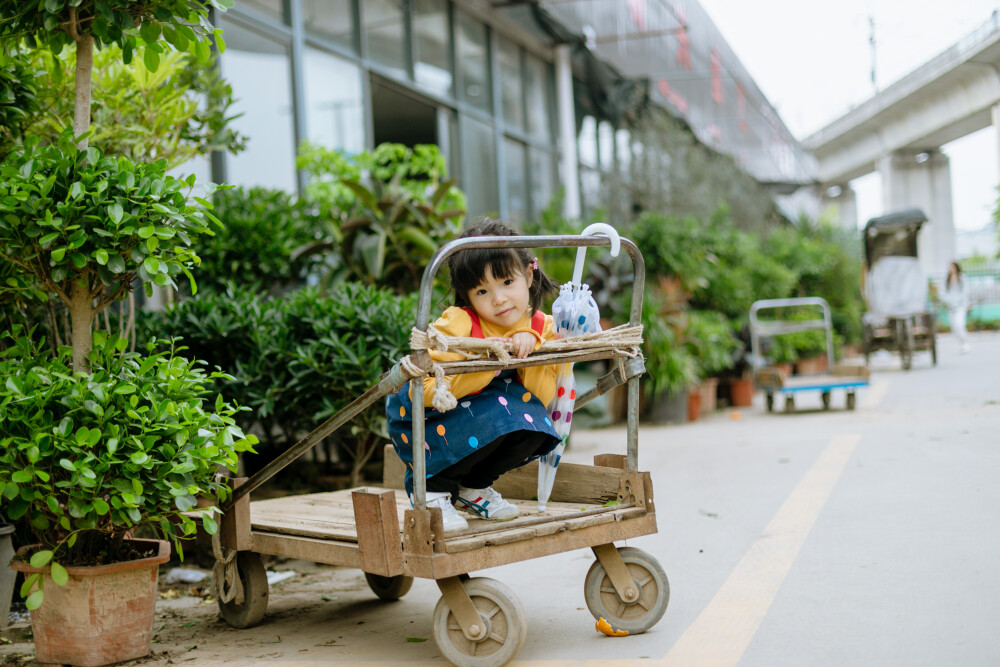 熙熙的四月
摄影：洪小漩
出镜：熙熙
每年都会给熙熙记录一小下，见证她越来越像妈妈的过程。
从她满月开始，到如今她已经四五岁，并且报了阅读班、舞蹈班、英语班……
还记得她小时候吐奶把我吓得够呛，到如今已然有小大人的模样，清晰表达自己的需求和态度。看到熙熙，让我有些期待，也幻想菲比长大会是什么样子。
觉得时间好快，当初和婷婷认识尚且各自单身，做了两年室友，眼见她恋爱、搬家、怀孕、生娃，再到如今我们皆为人母。我感觉自己好幸运，有过那么棒的室友。