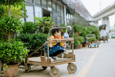 熙熙的四月
摄影：洪小漩
出镜：熙熙
每年都会给熙熙记录一小下，见证她越来越像妈妈的过程。
从她满月开始，到如今她已经四五岁，并且报了阅读班、舞蹈班、英语班……
还记得她小时候吐奶把我吓得够呛，到如今…