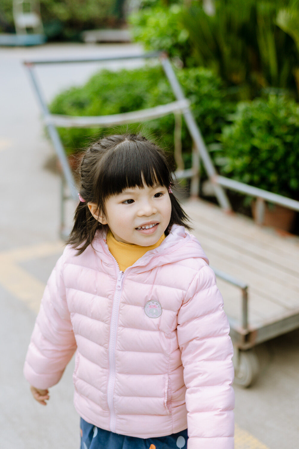 熙熙的四月
摄影：洪小漩
出镜：熙熙
每年都会给熙熙记录一小下，见证她越来越像妈妈的过程。
从她满月开始，到如今她已经四五岁，并且报了阅读班、舞蹈班、英语班……
还记得她小时候吐奶把我吓得够呛，到如今已然有小大人的模样，清晰表达自己的需求和态度。看到熙熙，让我有些期待，也幻想菲比长大会是什么样子。
觉得时间好快，当初和婷婷认识尚且各自单身，做了两年室友，眼见她恋爱、搬家、怀孕、生娃，再到如今我们皆为人母。我感觉自己好幸运，有过那么棒的室友。