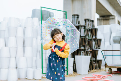 熙熙的四月
摄影：洪小漩
出镜：熙熙
每年都会给熙熙记录一小下，见证她越来越像妈妈的过程。
从她满月开始，到如今她已经四五岁，并且报了阅读班、舞蹈班、英语班……
还记得她小时候吐奶把我吓得够呛，到如今…