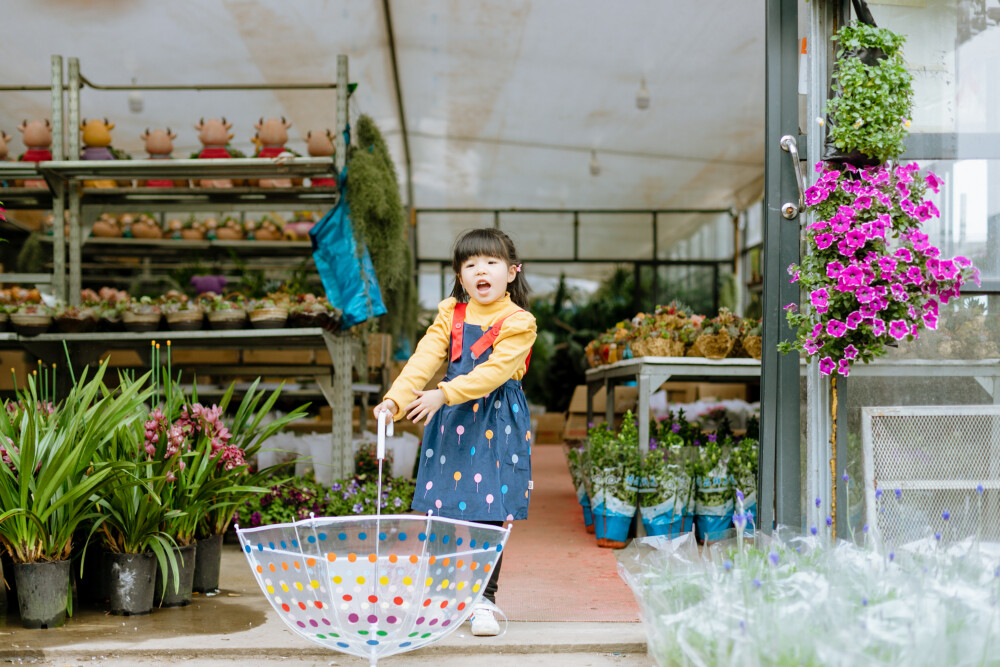 熙熙的四月
摄影：洪小漩
出镜：熙熙
每年都会给熙熙记录一小下，见证她越来越像妈妈的过程。
从她满月开始，到如今她已经四五岁，并且报了阅读班、舞蹈班、英语班……
还记得她小时候吐奶把我吓得够呛，到如今已然有小大人的模样，清晰表达自己的需求和态度。看到熙熙，让我有些期待，也幻想菲比长大会是什么样子。
觉得时间好快，当初和婷婷认识尚且各自单身，做了两年室友，眼见她恋爱、搬家、怀孕、生娃，再到如今我们皆为人母。我感觉自己好幸运，有过那么棒的室友。