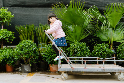熙熙的四月
摄影：洪小漩
出镜：熙熙
每年都会给熙熙记录一小下，见证她越来越像妈妈的过程。
从她满月开始，到如今她已经四五岁，并且报了阅读班、舞蹈班、英语班……
还记得她小时候吐奶把我吓得够呛，到如今…